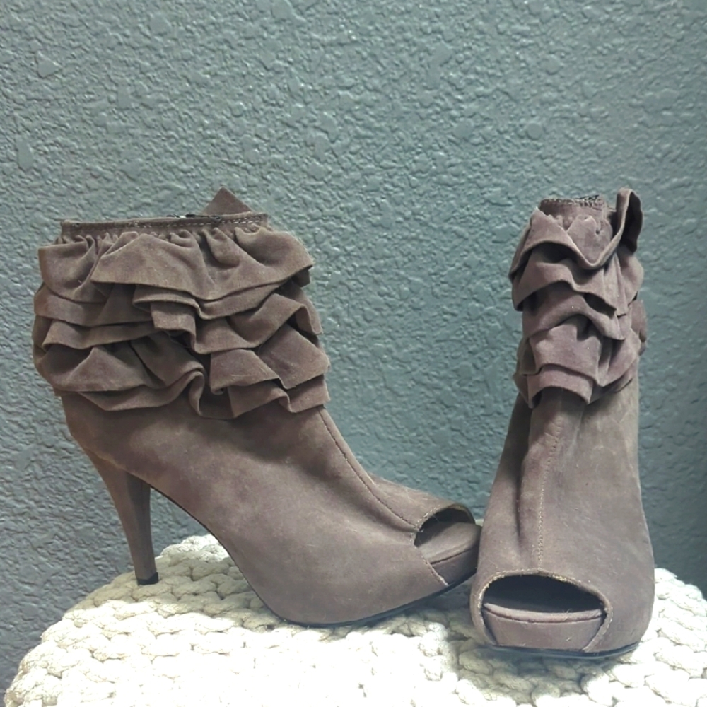 Gray Ruffled Women's Heeled Open-toe Booties